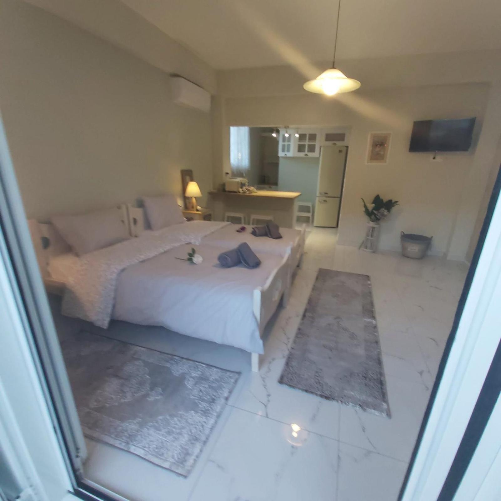 Eytyhias Yard Apartments In Poros Poros Town Eksteriør bilde