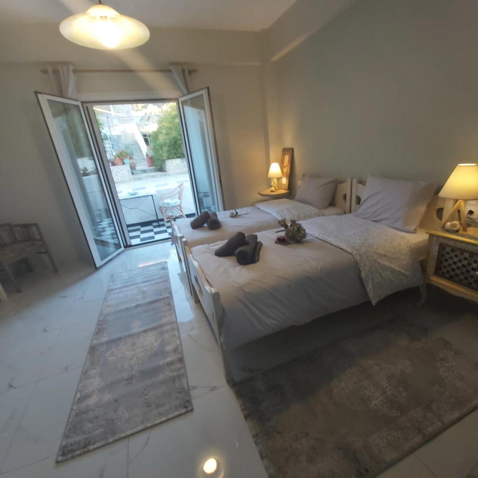 Eytyhias Yard Apartments In Poros Poros Town Eksteriør bilde